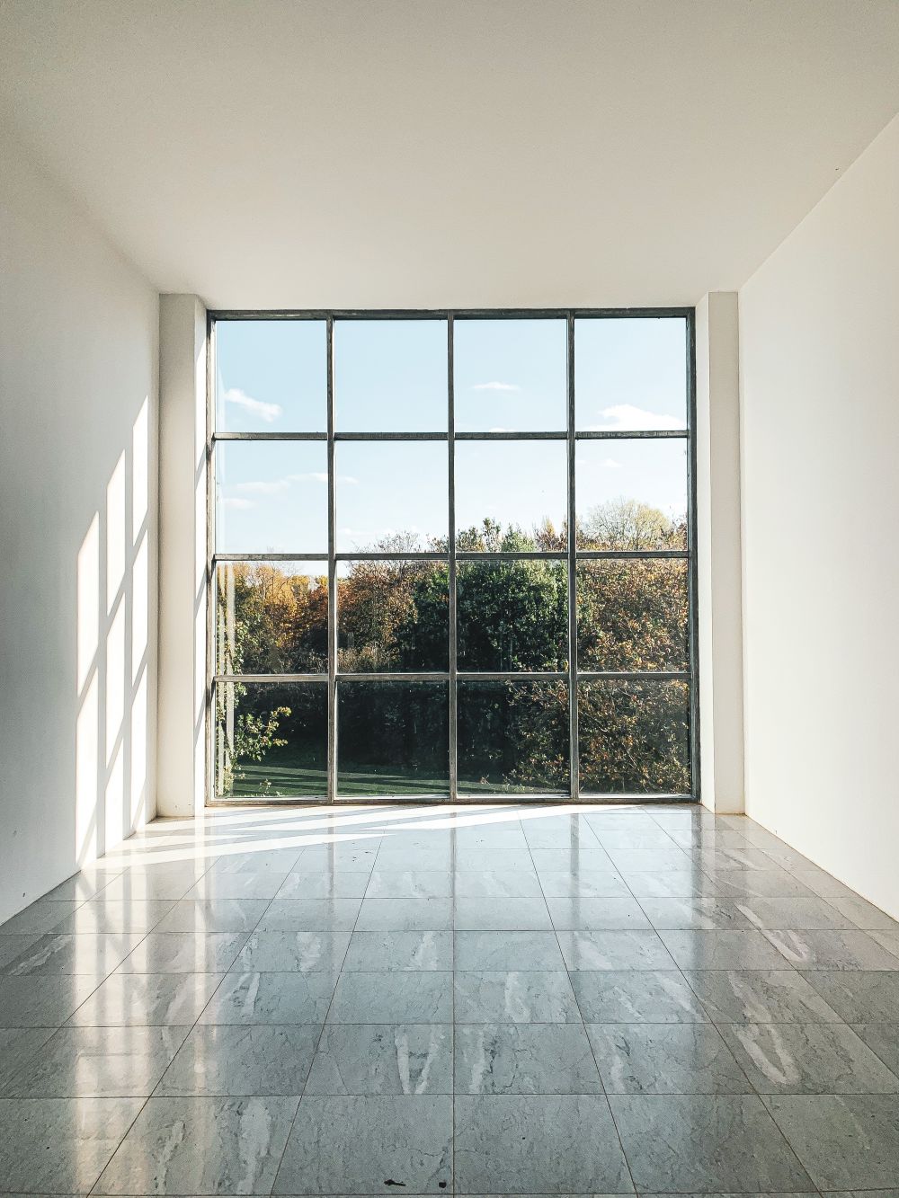 Enkelhet och elegans med sidohängda fönster